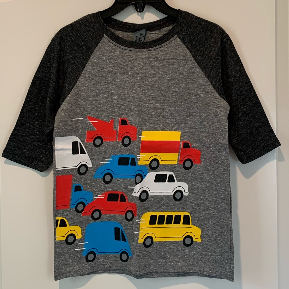 💙 NWOT. Traffic vehicles kid raglan t-shirt.